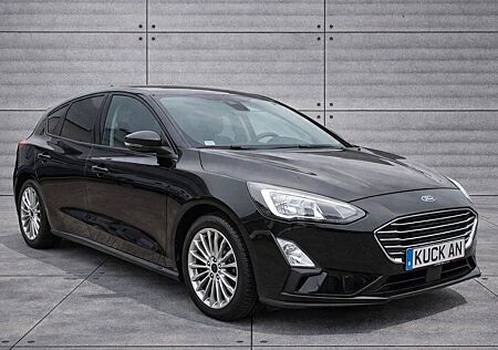 Ford Focus Lim. Titanium m. Automatik, 8-fach bereift