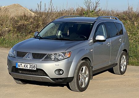 Mitsubishi Outlander 2.4 Intense 4x4 Automatik LED 7-Sitzer