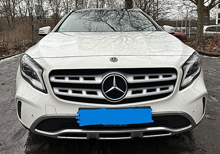 Mercedes-Benz GLA 180 URBAN EDITION LED/PANO/TEMPO/UNFALLFREI
