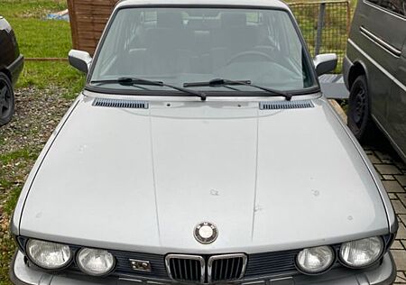 BMW 525 525eta E28