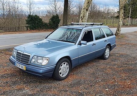 Mercedes-Benz E 300 TD 7 Sitzer