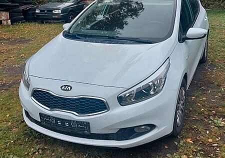 Kia Cee'd / Ceed 1.4 CVVT Attract Attract