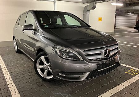 Mercedes-Benz B180 CDI / d Sport-Paket COMAND-LED-RFK-PANO-ACC