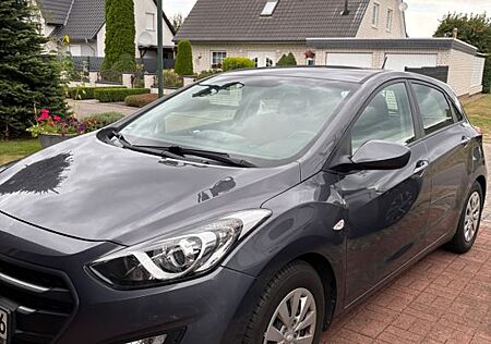 Hyundai i30 blue 1.6 CRDi 81kW Trend Trend