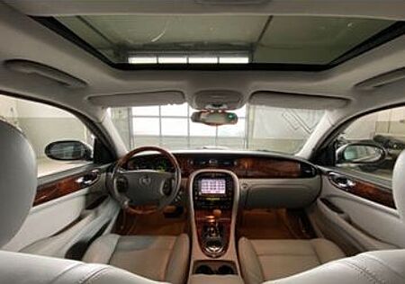 Jaguar XJR
