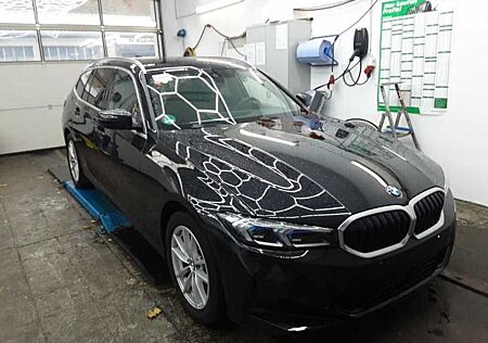 BMW 320 d Touring xDrive LED CURVED ACC AHK