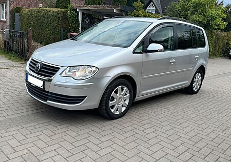 VW Touran Volkswagen 1.6 United 7-Sitzer 102 PS Navi PDC