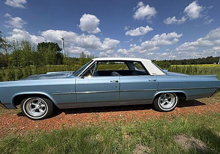 Oldsmobile Dynamic 88 Holiday 4-Door Sedan