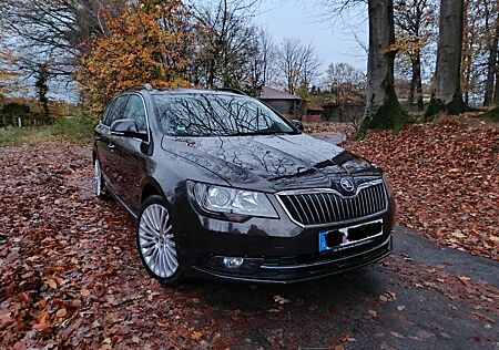 Skoda Superb Combi 2.0 TDI TÜV NEU*AHK*PANORMA*SCHECKHEFT