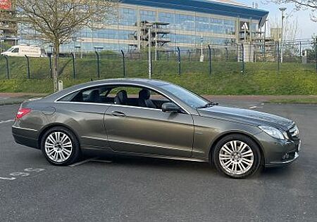 Mercedes-Benz E 250 Coupé CGI BlueEFFICIENCY ELEGANC...