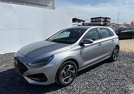 Hyundai i30 STYLE SHZ NAVI ALU LED RFK PDC 1.5 MPI 70...