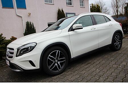 Mercedes-Benz GLA 180 Urban*Panoramadach!*Navigation*Sitzheiz*