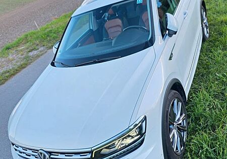 VW Tiguan Volkswagen R-LINE Leder Pano KeyL VC DSG Voll 19"