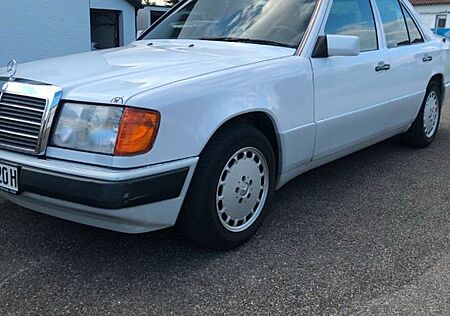 Mercedes-Benz E 220 Oldtimer 220 E Winterschlussverkauf