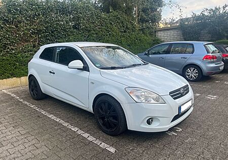 Kia Cee'd Sportswagon cee'd 1,6 CRDi mit TüV +dachbox