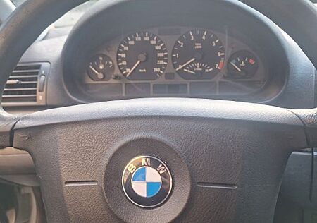 BMW 318i -