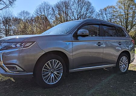 Mitsubishi Outlander 2.4 MIVEC PLUG-IN HYBRID 4WD Plus Plus