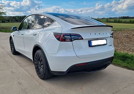 Tesla Model Y Long Range AWD AHK Extras+Garantie