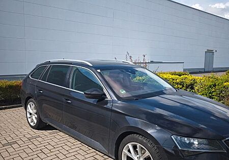 Skoda Superb 2.0 TDI Combi Style mit Pano/8fach/AHK