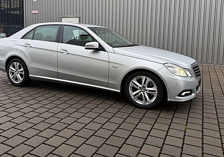 Mercedes-Benz E 250 AVANTGARDE +SCHECKHEFT MERCEDES+TÜV