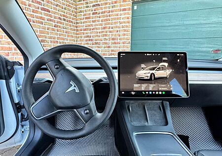 Tesla Model 3 mit Anhängerkupplung