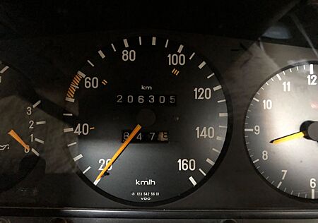 Mercedes-Benz 240 W123 D Oldtimer H-Kennzeichen