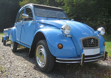 Citroën 2 CV Komplett restauriert mit passendem Anhänger