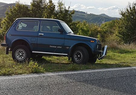 Lada Niva Taiga 4x4 Rammschutz Nebel RADIO AHK Dotzf