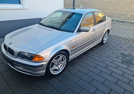 BMW 323i -