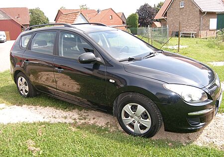 Hyundai i30 CW 1.6 Kombi TÜV neu Allwetterreifen Neut.