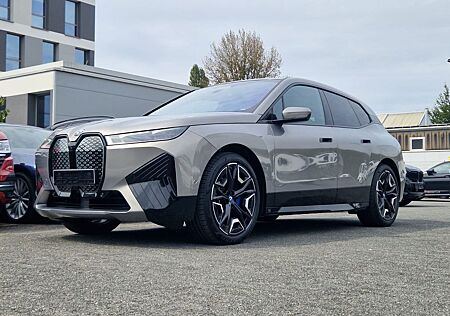 BMW iX 40 xDrive*SPORT*LASER*SKY LOUNGE*B&W*SOFT*22'