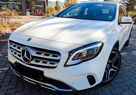 Mercedes-Benz GLA 250 4MATIC DCT - AMG, Pano, AHK, Scheckheft
