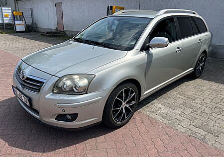 Toyota Avensis Combi 2,2-l-D-CAT Team Team