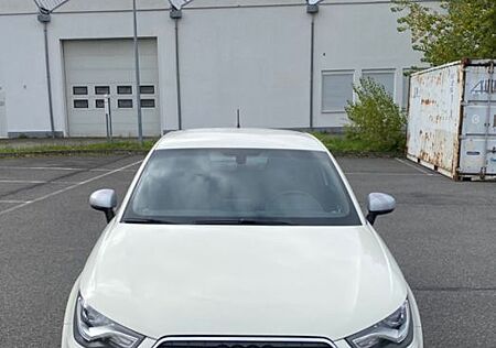 Audi A1 ambition/SCHECKHEFT/SPORT/NAVI/SHZ/BT/AUX