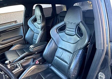 Audi RS4 4.2 quattro Avant -
