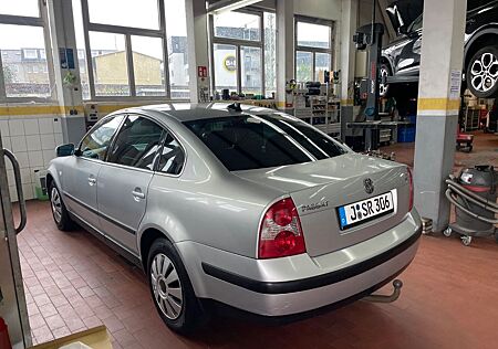 VW Passat Volkswagen 1.6 Basis Basis