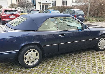 Mercedes-Benz E 220 A124 Cabrio azuritblau/beige