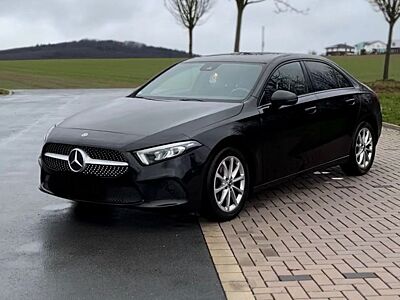 Mercedes-Benz A 180d AMG Line *Widescreen* 8Fach Bereift