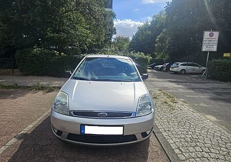 Ford Fiesta 1:3 51 kW Ghia Ghia