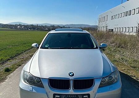 BMW 325i .Leder.Klimatr+SD..Alus.Xenon