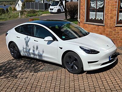 Tesla Model 3 Hinterradantrieb RWD wie neu