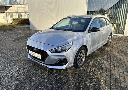 Hyundai i30 cw Kombi 1.4 YES!