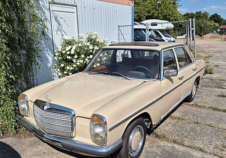 Mercedes-Benz 200 / 8 W 115