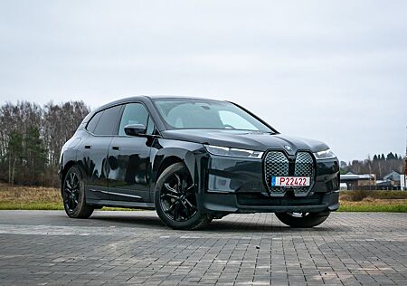BMW iX xDrive40 LASER/H&K/AHK/PANO/8FACH-BEREIFt