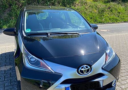 Toyota Aygo (X) Aygo (X) 1,0-l-VVT-i x-clusiv x-clusiv