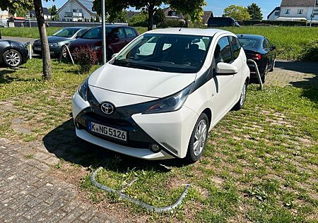 Toyota Aygo (X) Aygo (X) 1,0-l-VVT-i x-play x-play