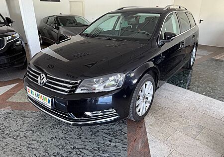 VW Passat Variant Volkswagen Highline Leder Kamera AHK 1 Hand