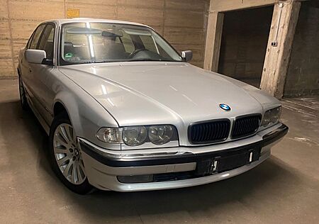 BMW 728i A - Facelift