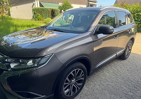 Mitsubishi Outlander 2.2 DI-D 4WD Automatik SUV-Star+ S...
