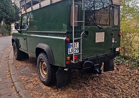 Land Rover Defender Overland 110 300TDI Camper grüne Plaket